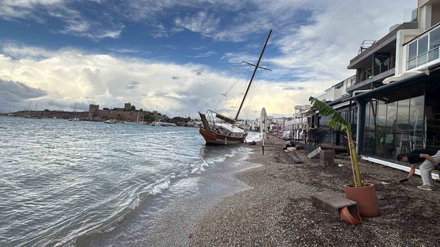 Bodrum'da dalgalar yaklaşık 2,5 milyon TL'lik yelkenliyi Kumbahçe'de karaya sürükledi
