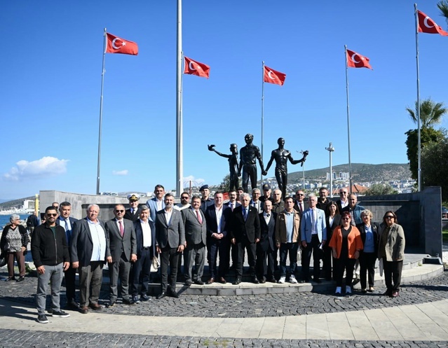 Kuşadası'nda Muhtarlar Günü Atatürk Anıtı'ndaki törenle kutlandı