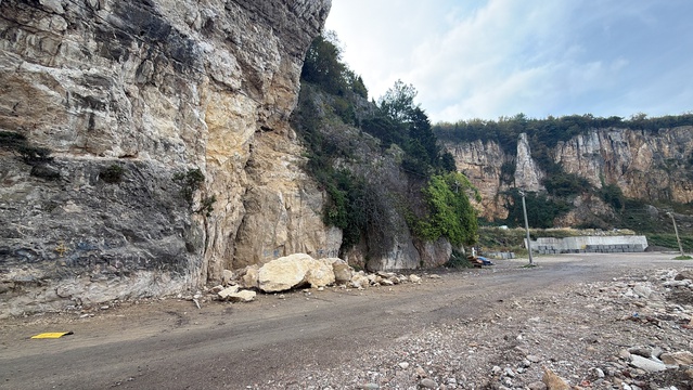 Bartın Amasra'da kayalar karavan alanına düştü, limanın bir bölümü trafiğe kapatıldı