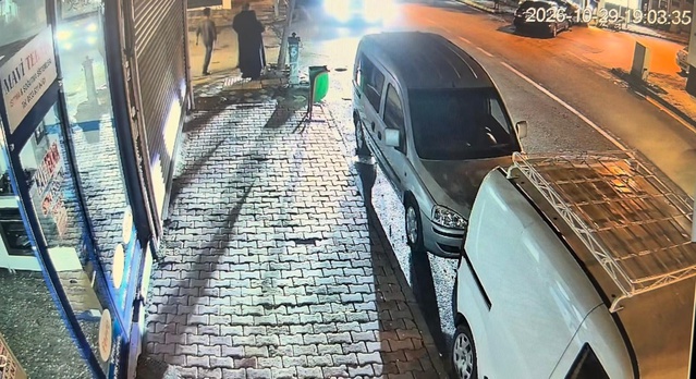 Adıyaman Kahta'da çarpışan 2 otomobil işyeri vitrinine çarptı, 2 kişi yaralandı