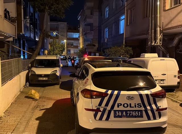 Küçükçekmece'de iş yeri önünde açılan ateşte 1 kişi ağır yaralandı, şüpheliler uzaklaştı