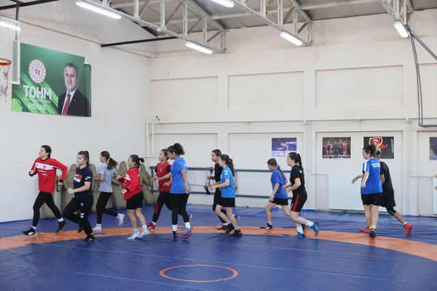 14 yaşındaki iki milli güreşçi Edirne TOHM kampında dünya şampiyonluğu hedefliyor