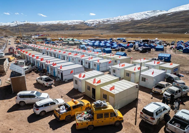 Tibet'in Baqen ilçesindeki geçici barınma merkezinde 60 prefabrik evin kurulumu bitti