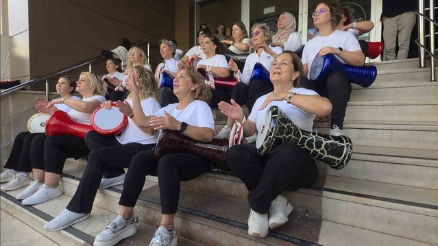 Balıkesir'de yaşlılar Dünya Yaşlılar Günü'nde Valilik önünde ritimlerle coştu