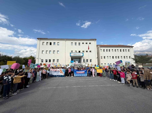 Dünya Yürüyüş Günü'nde Erzincan'da Göktürk İlkokulu öğrencileri ve velileri yürüdü