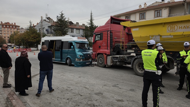 Konya Selçuklu'da hafriyat kamyonuyla çarpışan minibüste 10 kişi yaralandı
