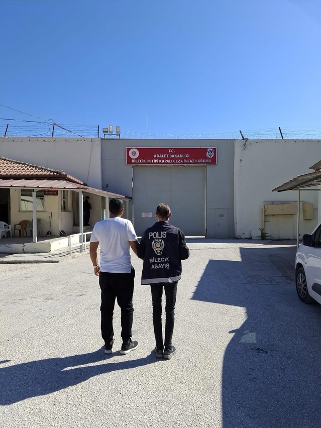 Bilecik'te parada sahtecilikten 7 yıl 9 ay cezalı şahıs annesinin evinde yakalandı