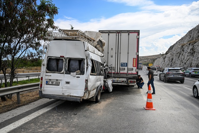 Mersin Tarsus'ta 6 araç çarpıştı, aralarında çocukların da olduğu 11 kişi yaralandı