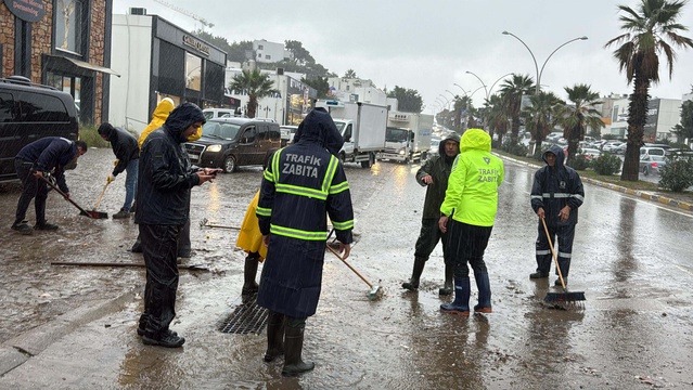 Bodrum Konacık'ta sağanak trafiği durdurdu, yolda kalan iki araç çekiciyle alındı