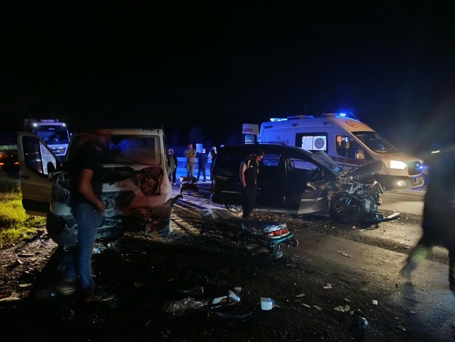 Manisa Kula'da zincirleme kazada biri ağır 5 kişi yaralandı, yol 1,5 saat kapandı