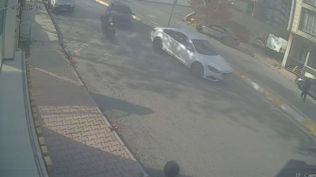 Esenyurt'ta otomobil önce motosiklete sonra yayaya çarptı, 2 kişi ağır yaralandı