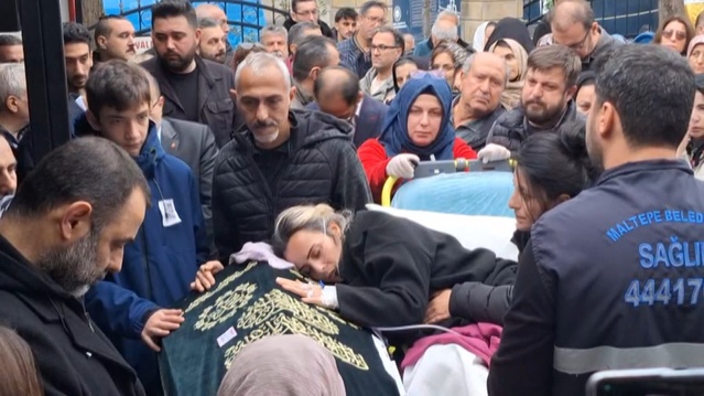 Ambulansla getirilen anne, 5 yaşındaki kızının tabutu başında gözyaşlarına boğuldu