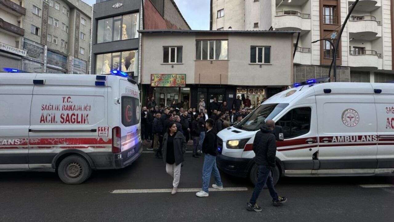 Sokak ortasında taşlı sopalı kavga çıktı