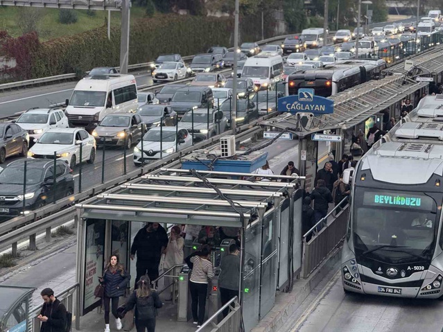 İstanbul'da Beşiktaş ve Galatasaray maçları öncesi trafik 18.00'de yüzde 72'ye ulaştı