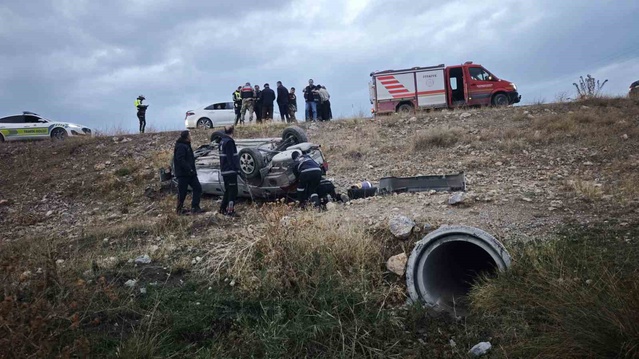 Van-Erciş kara yolundaki Göllü Mahallesi'nde takla atan otomobilde 2 kişi yaralandı