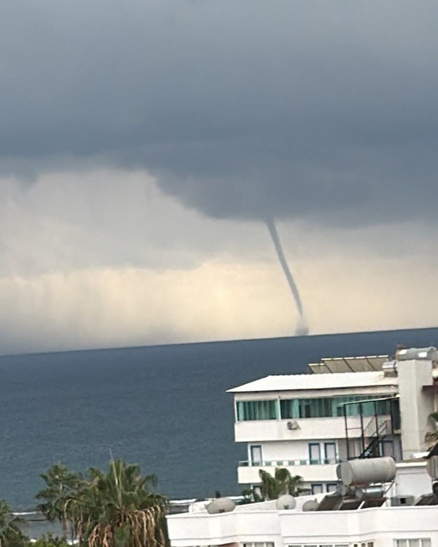 Mersin'de sağanak etkisini sürdürürken Akdeniz'de bugün peş peşe 3 hortum oluştu