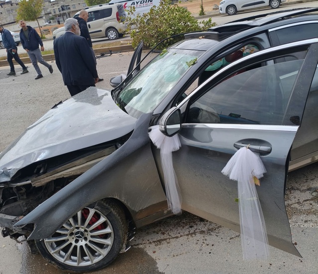 Gaziantep Nizip'te gelin arabası süslü otomobil direğe çarptı, sürücü hafif yaralandı