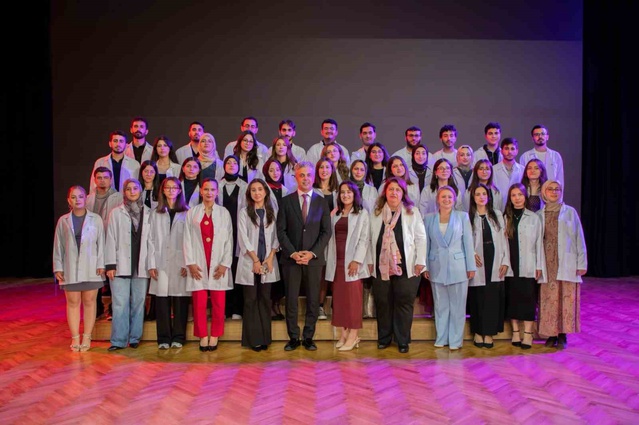 EBYÜ Diş Hekimliği Fakültesinde öğrencilere beyaz önlük giydirildi