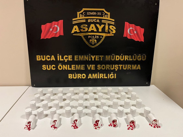 İzmir Buca'da operasyonda 2 bin 598 sentetik hap ele geçirildi, 5 şüpheli gözaltında