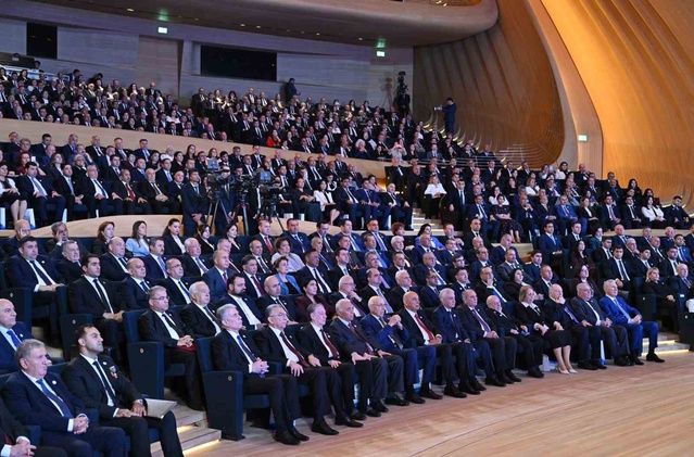 Aliyev, YAP 8. Kurultayı'nda yardım veya himayeye ihtiyaç olmadığını söyledi