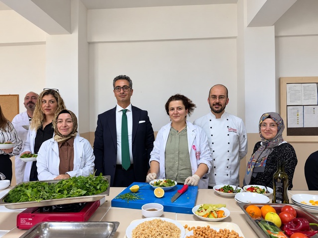 Samsun Ladik'te öğretmenler sağlıklı salata ve tahıl temelli yemek hazırladı