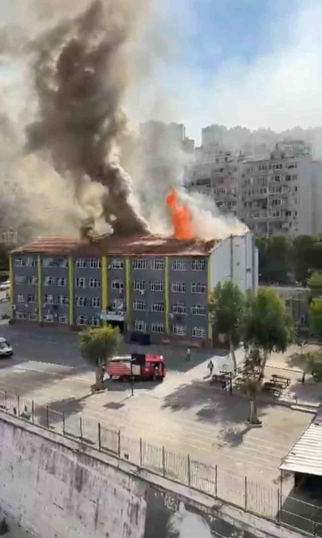 İzmir Karabağlar'da ortaokul çatısında yangın çıktı, itfaiye müdahalesi sürüyor