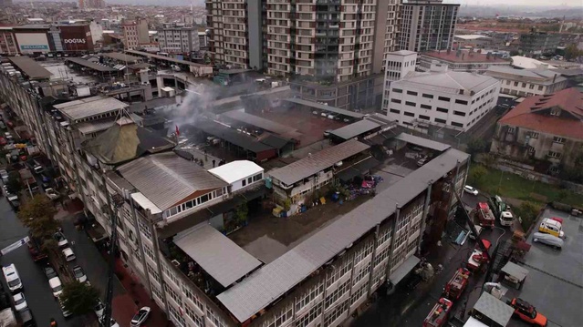 Bayrampaşa'da sanayi sitesindeki depo yangınını itfaiye söndürdü, can kaybı yok