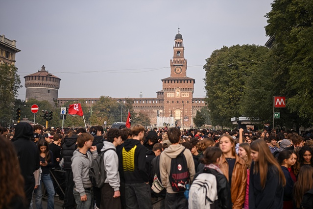 İtalya'da öğrenciler eğitim politikalarını protesto etti, Roma'da polise fişek atıldı