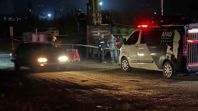 Sakarya Arifiye'de inşaattaki göçükte toprak altında kalan işçi hastaneye kaldırıldı
