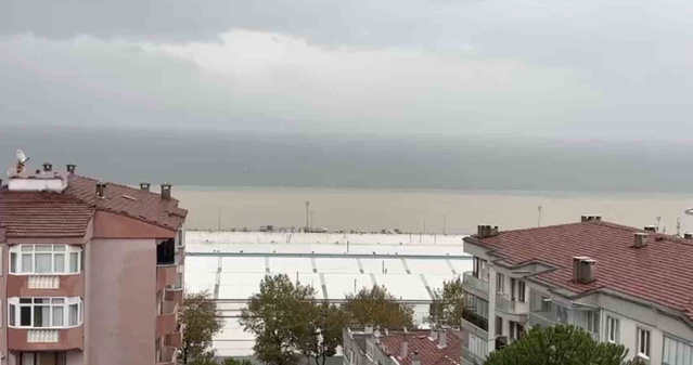 Bursa Mudanya'da fırtına sahildeki taşları söktü, denizin rengi kahverengiye döndü