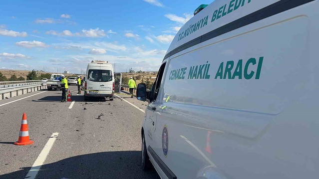 Kütahya'da minibüsle çarpışan motosikletin 23 yaşındaki sürücüsü hayatını kaybetti