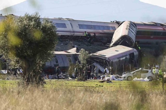 İspanya'da iki yüksek hızlı tren çarpıştı, ölü sayısı 30'a yükseldi