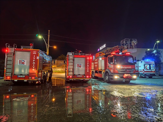 Sakarya Akyazı'da fabrikada patlama sonucu çıkan yangın söndürüldü, 2 işçi yaralandı