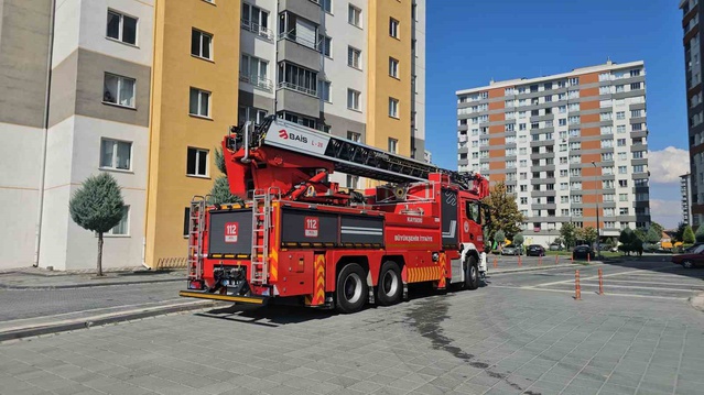 Kayseri Melikgazi'de apartman yangınında dumandan etkilenen kişi hastaneye kaldırıldı