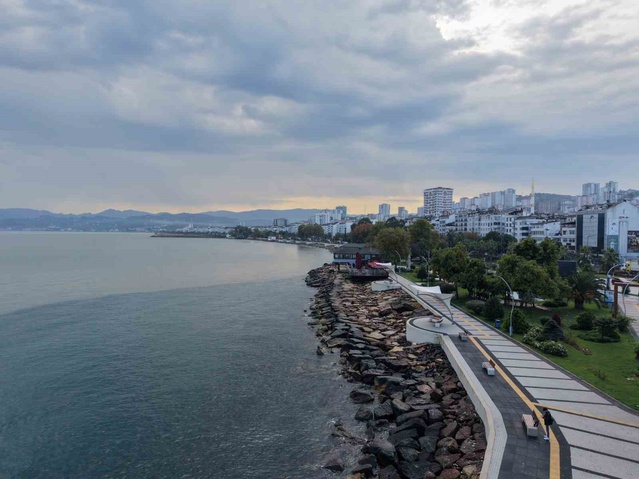 Ordu Fatsa'da yağışların ardından Karadeniz kıyısında renk değişimi dronla kaydedildi