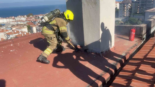 Bursa Mudanya'da sitenin çatısında tadilat sonrası çıkan yangın söndürüldü