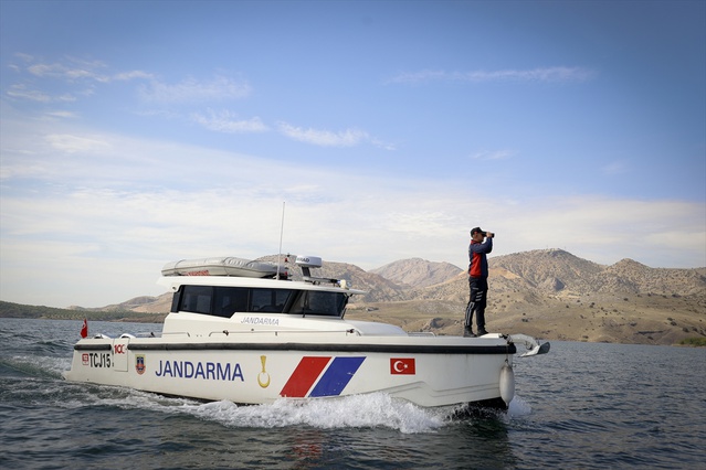 Karakaya Barajı'nda Jandarma bot timi 617 kilometrelik kıyıyı 7/24 denetliyor