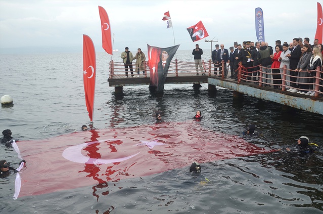 Kocaeli'de dalgıçlar Cumhuriyet'in 103. yılını denizde bayrak açarak kutladı