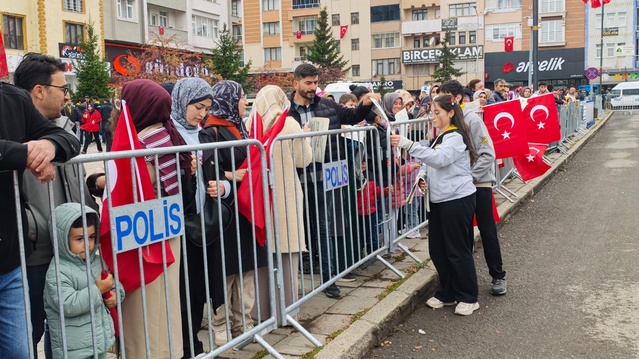 Kars'ta lise öğrencilerinin 12 sayfalık Divit gazetesi törenlerde dağıtıldı