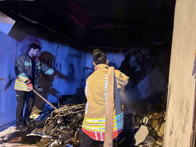 Cizre'de kaporta dükkanındaki yangında 4 araç kullanılmaz hale geldi