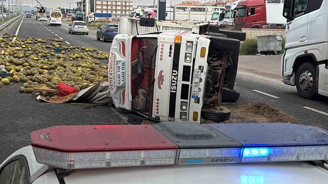 Aksaray'da alev alan kamyonet devrildi, kavunlar yola saçıldı, sürücü yara almadı