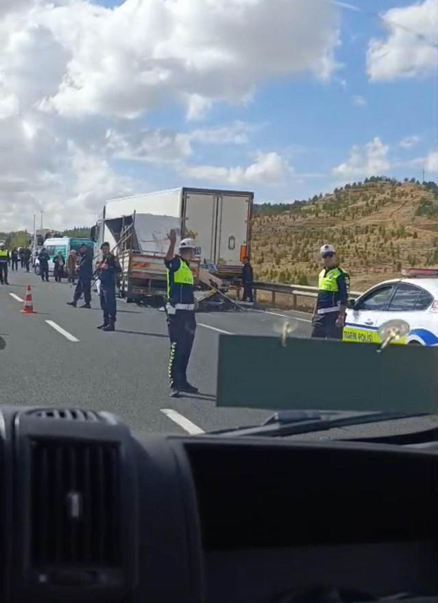 Eskişehir Sivrihisar'da tırın çarptığı kamyonette 1 ölü, 1 kişi yaralandı