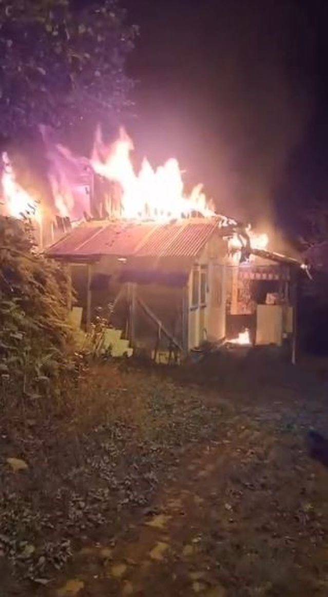 Artvin Borçka'da evin büyük bölümü gece yangınında çöktü, kullanılamaz hale geldi