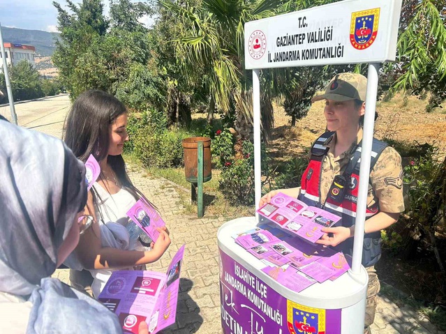 Gaziantep jandarması, İslahiye'de 213 öğrenciye KADES ve terör bilgilendirmesi yaptı