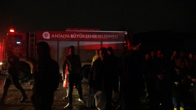 Antalya Kepez'de hortum 2 konteyneri parçaladı, 4 işçi öldü, 1 işçi yaralandı