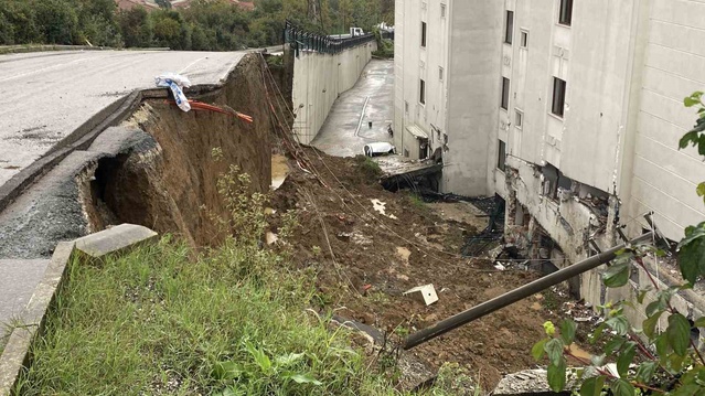 Kocaeli Gölcük'te sağanak sonrası çöken istinat duvarı bölgesinde incelemeler sürüyor