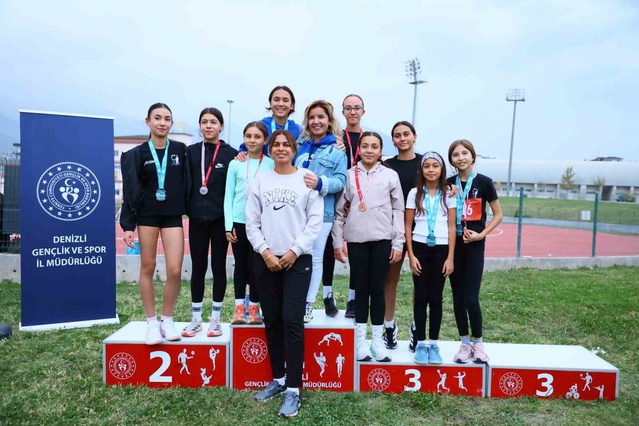 Merkezefendi'de Cumhuriyet Koşusu'nda dereceye giren sporculara madalya verildi