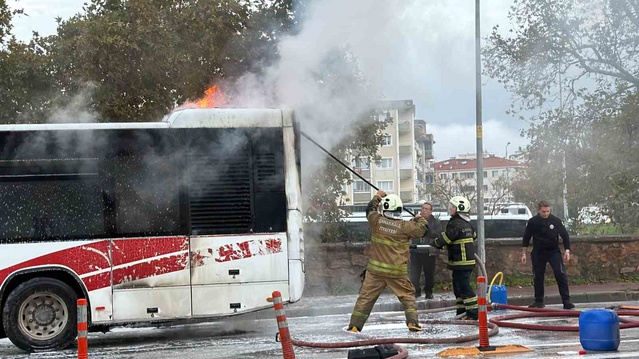 Çanakkale'de otobüsün motor bölümünde çıkan yangında araç kullanılamaz hale geldi.
