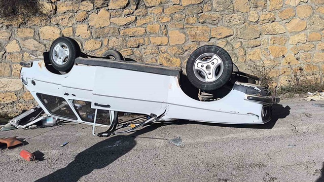 Karabük'te kaya parçalarından kaçan otomobil ters döndü, 3 kişi yaralandı