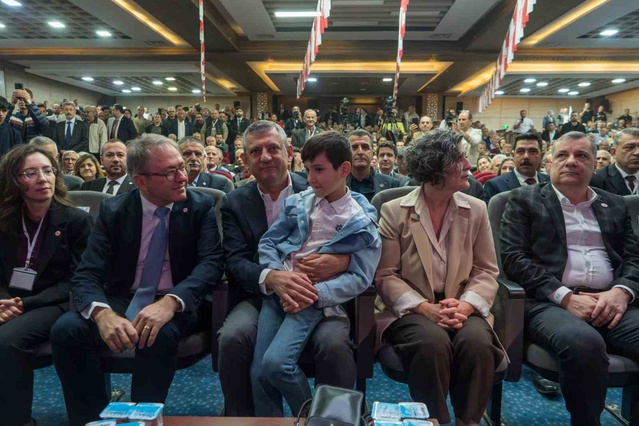 Özgür Özel, Dutlulu'nun parti değiştireceği iddialarına Manisa'da tepki gösterdi